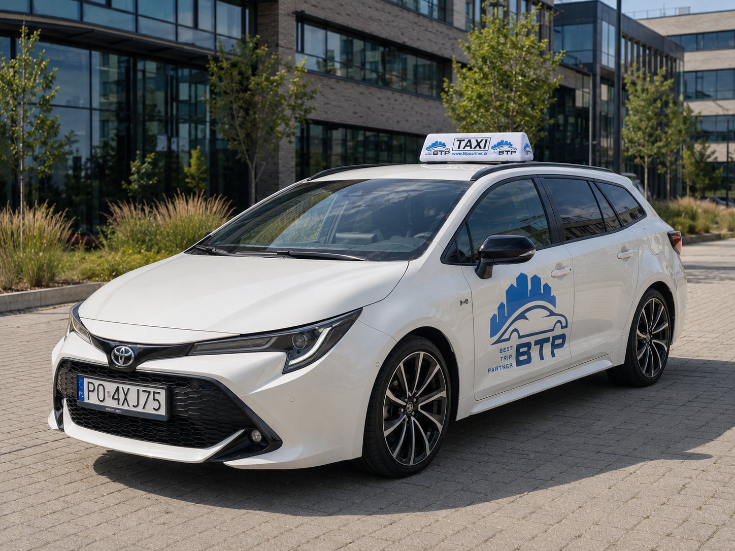 Biała Toyota Corolla w barwach BTP TAXI