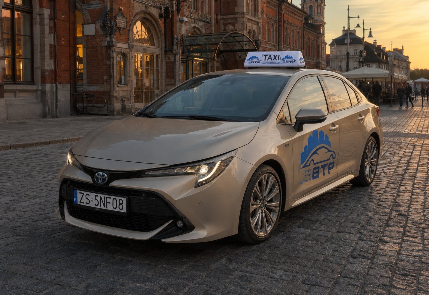 BTP TAXI na starówce o zachodzie słońca