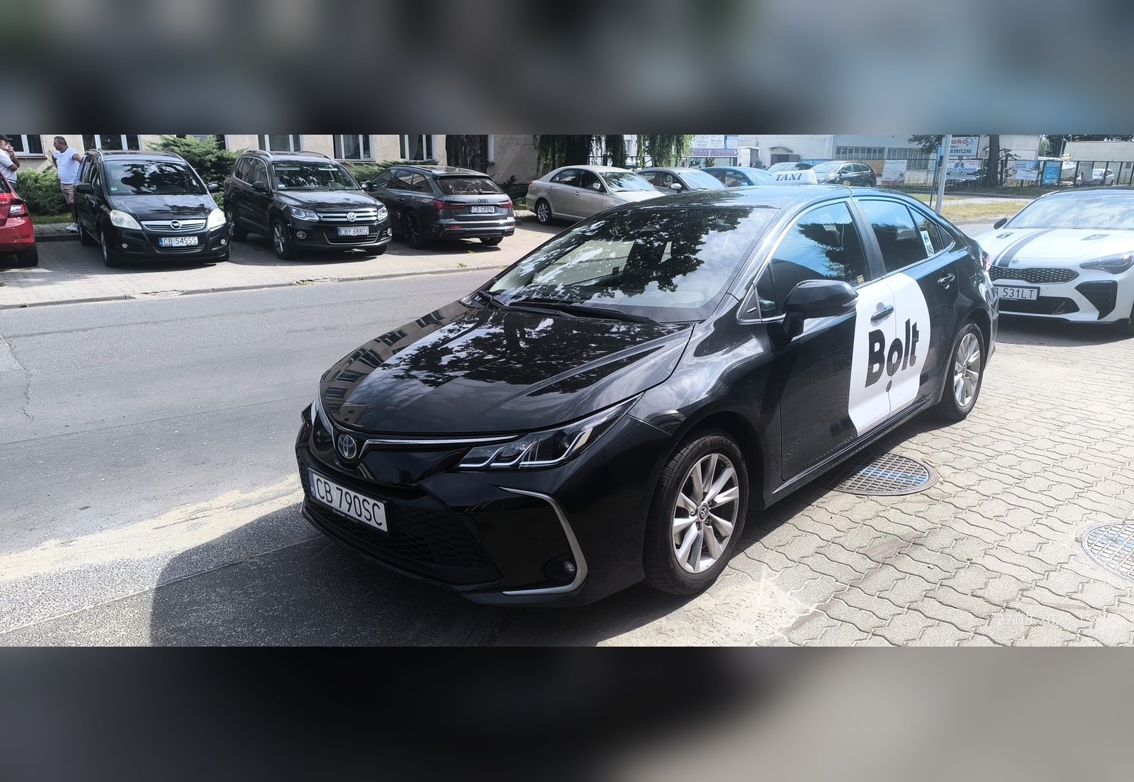 Czarna Toyota Corolla w barwach Bolt