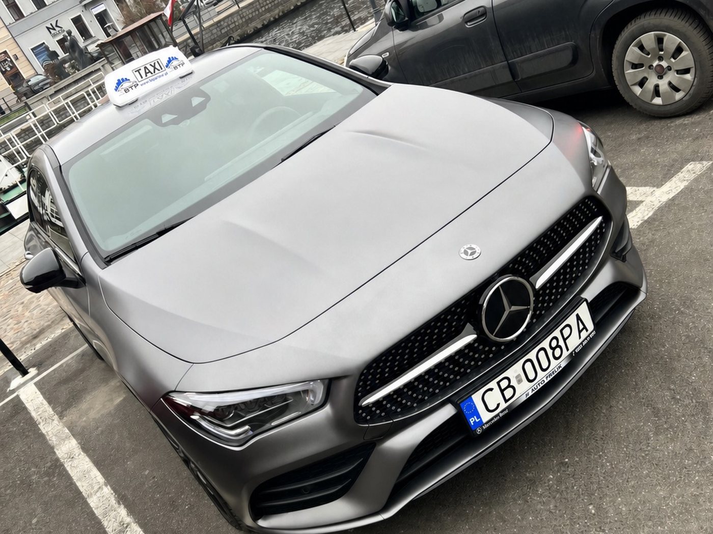 Taksówka BTP — Mercedes CLA ze świecącą lampą BTP TAXI
