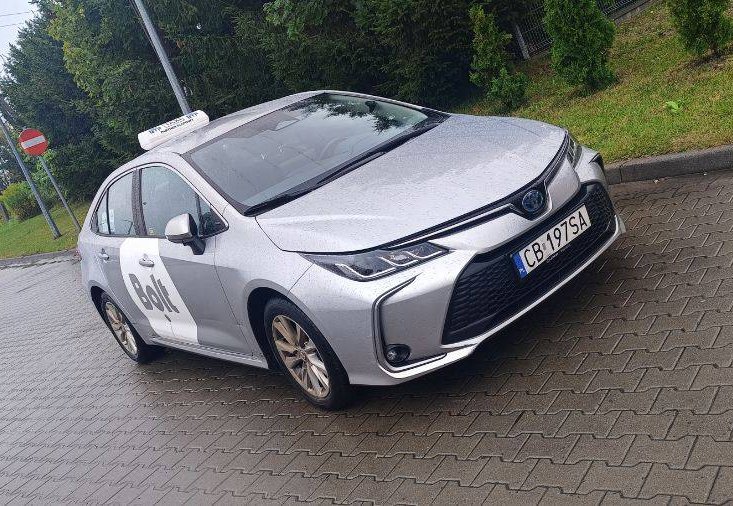 Srebrna Toyota w barwach Bolt — BTP TAXI