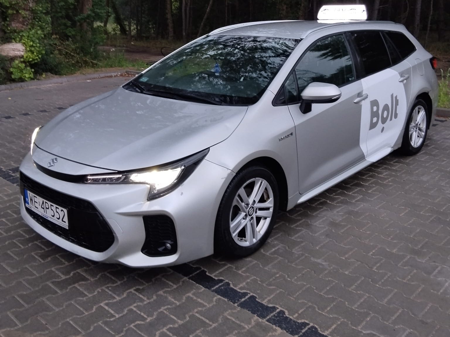 Suzuki Swace z podświetloną lampą BTP TAXI